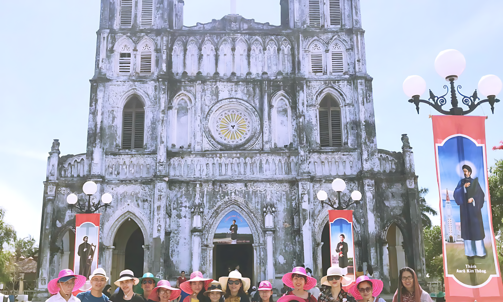 Nhà Thờ Mằng Lăng cổ kính với lối kiến trúc Gothic phương Tây