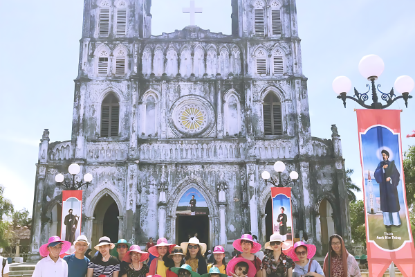 Nhà Thờ Mằng Lăng cổ kính với lối kiến trúc Gothic phương Tây