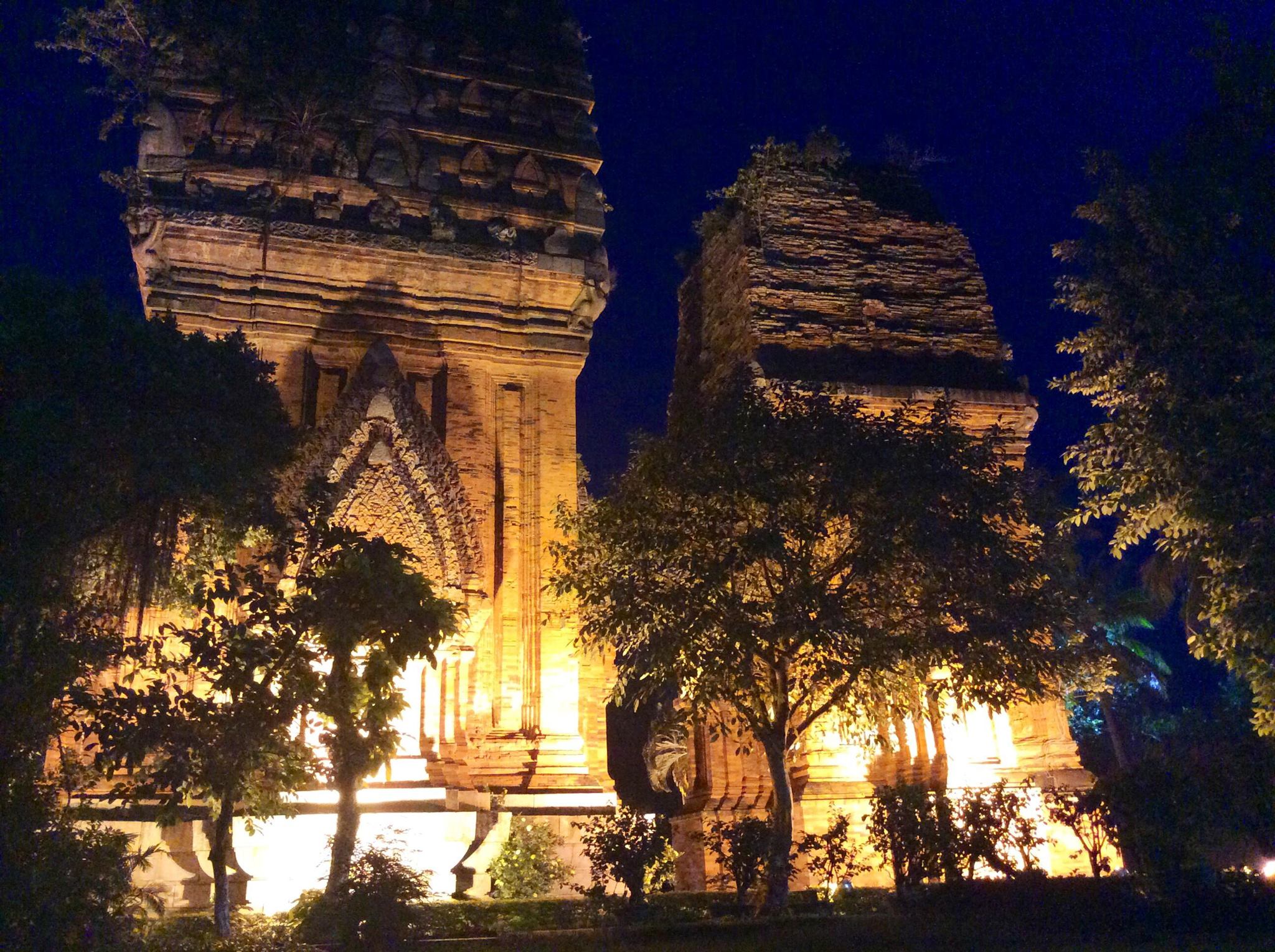 Tháp Đôi Quy Nhơn mặt phía Tây