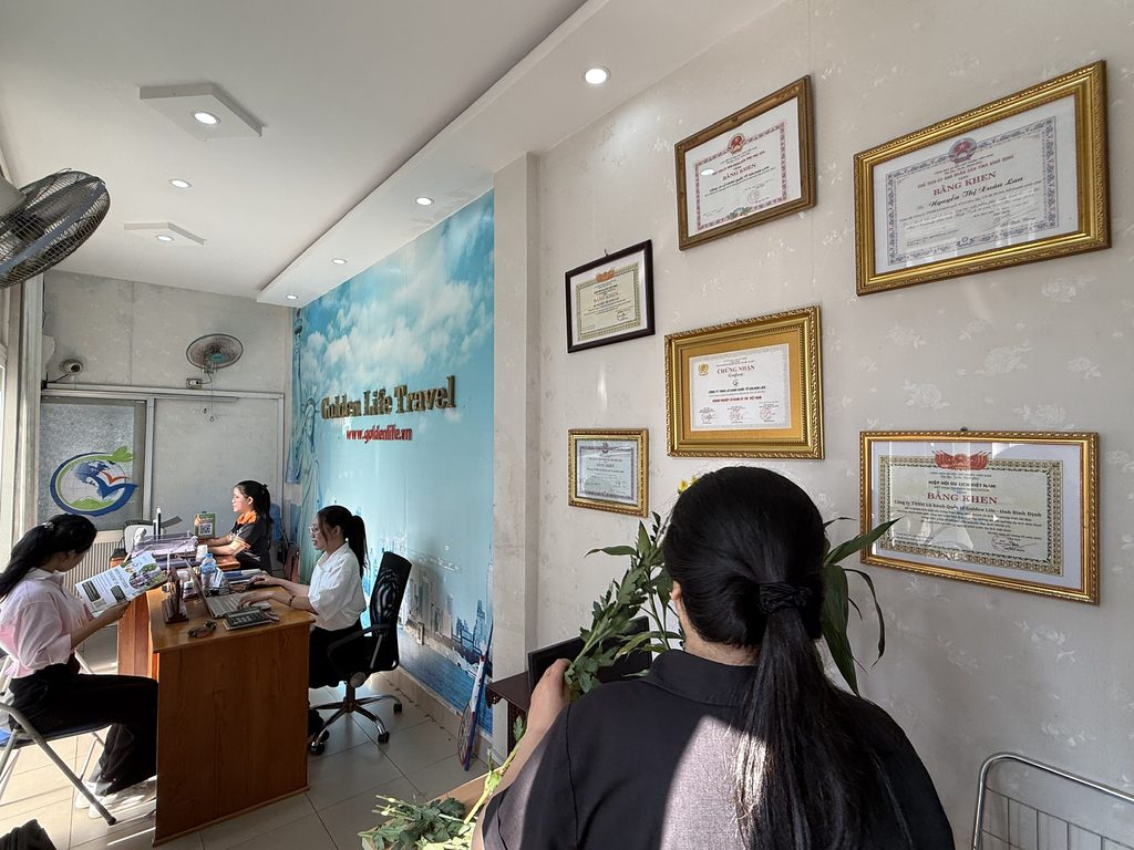 Khách hàng được tư vấn tại văn phòng Golden Life Travel Quy Nhơn