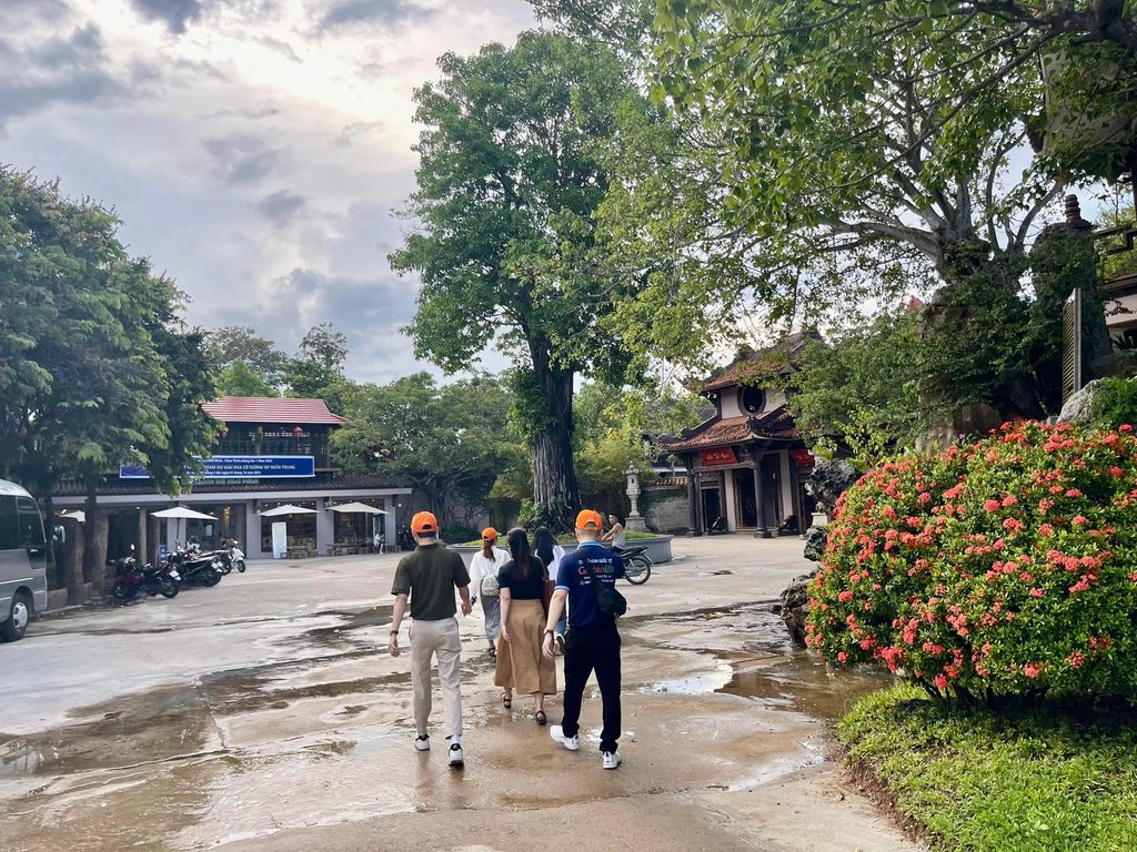Hướng dẫn viên Golden Life Travel đồng hành cùng khách tại điểm tham quan