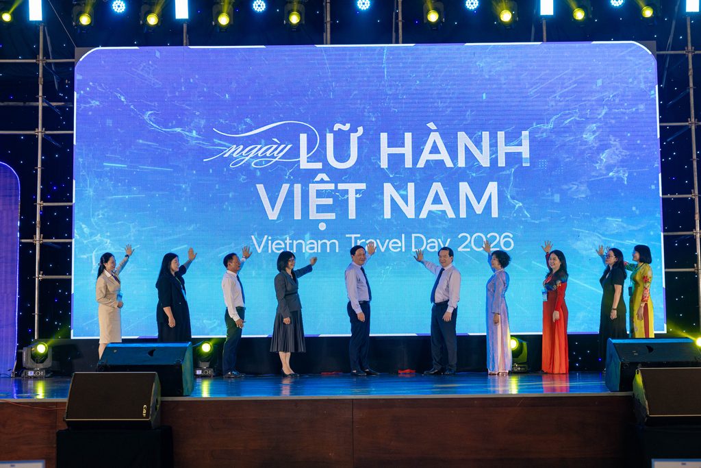 Khoảnh khắc khai mạc Vietnam Travel Day 2026 tại Quy Nhơn, với sự tham gia của Nguyễn Thị Xuân Lan và đại diện UBND tỉnh Gia Lai, Cục Du lịch Quốc gia Việt Nam, Hiệp hội Du lịch Việt Nam, Liên Chi hội Lữ hành Việt Nam, Hiệp hội Du lịch tỉnh Gia Lai cùng các nhà tài trợ chính FLC và Fleur de Lys.