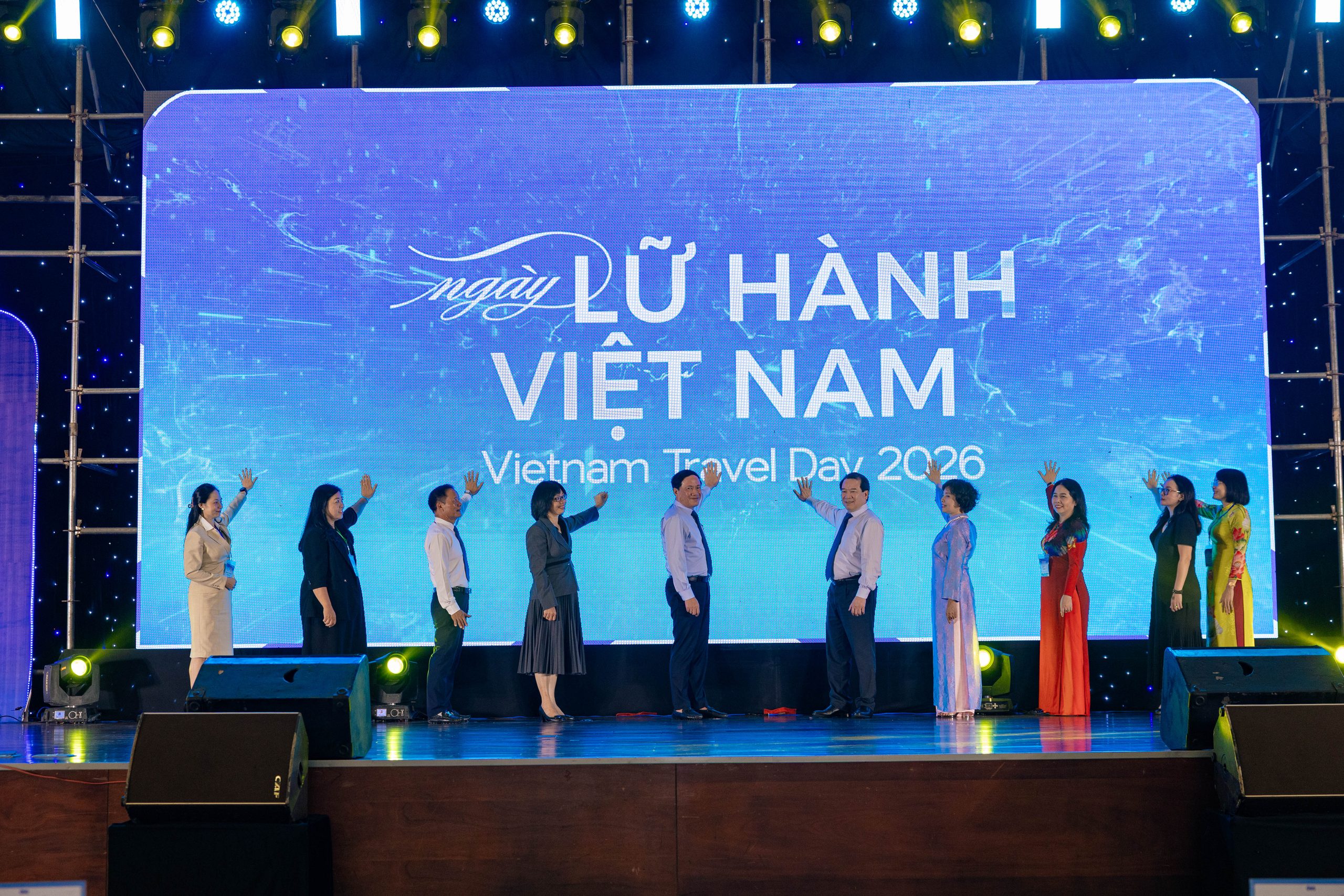 Chị Nguyễn Thị Xuân Lan vinh dự cùng các lãnh đạo tỉnh, Hiệp Hội, 2 nhà tài trợ chính khai mạc Ngày Lữ Hành Việt Nam 2026 tại Quy Nhơn khai nmajc