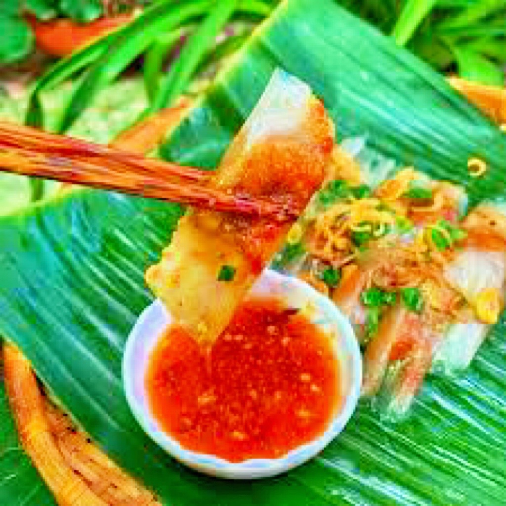 Bánh bột lọc Quy Nhơn ăn kèm chén nước chấm trên lá chuối