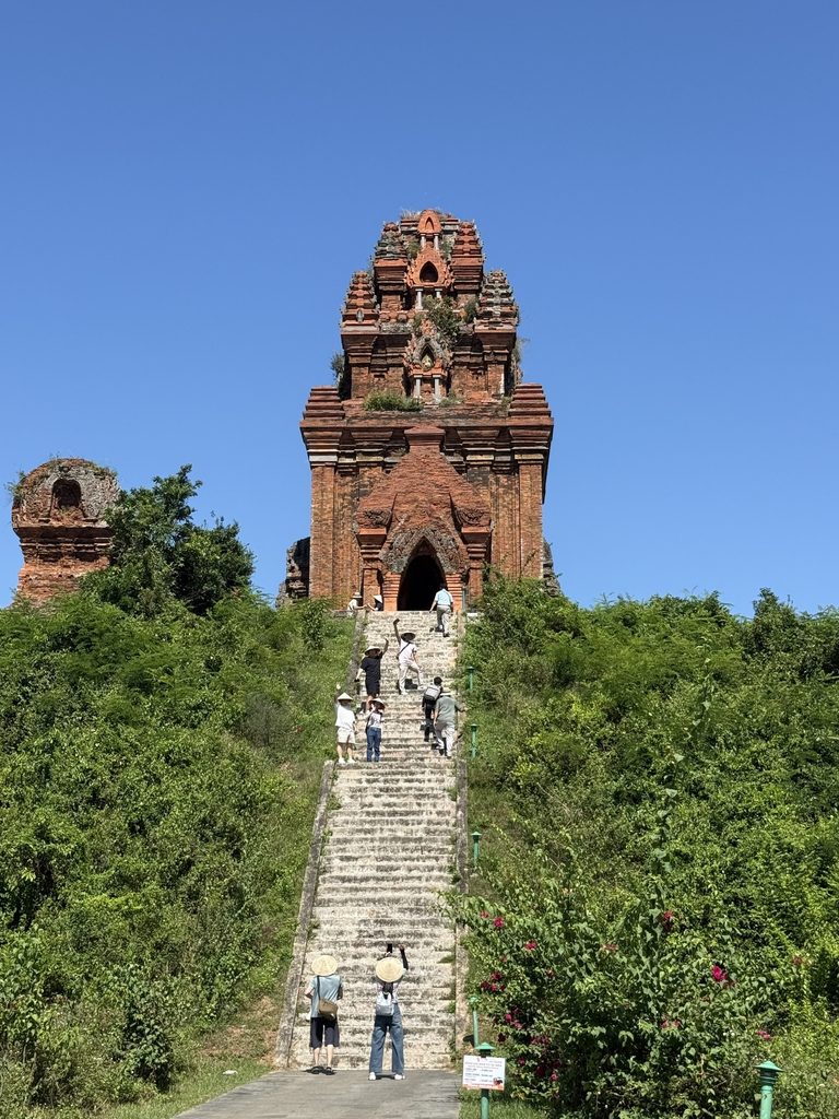 Du khách tham quan Tháp Bánh Ít trong hành trình tour Quy Nhơn