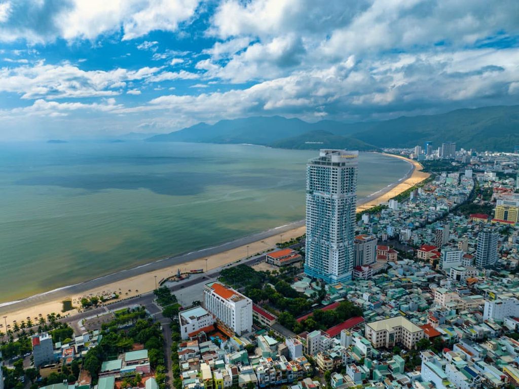 Toàn cảnh thành phố và bãi biển Quy Nhơn nhìn từ trên cao
