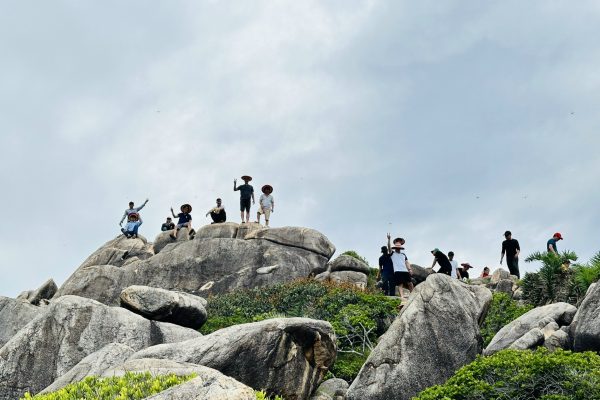 Trải nghiệm thú vị trên bãi đá Thảo Nguyên trên đảo Cù Lao Xanh