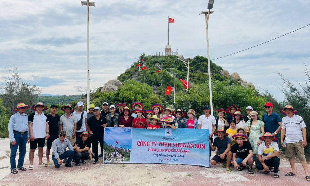 khách Golden Life Travel dưới cột cờ Cù Lao Xanh