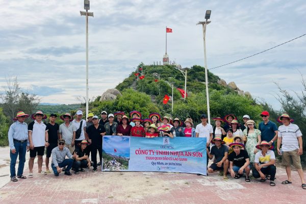khách Golden Life Travel dưới cột cờ Cù Lao Xanh