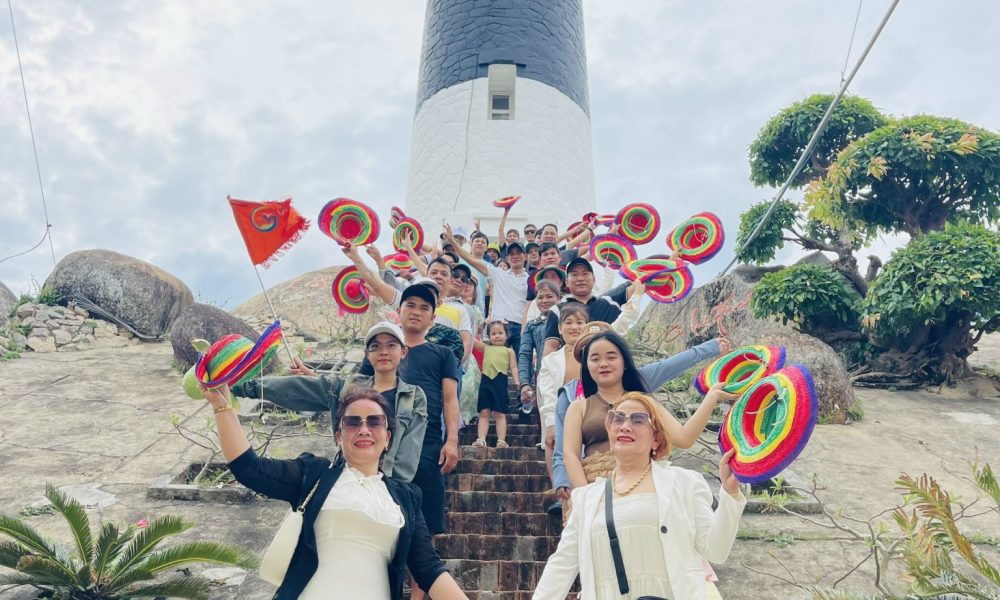 Khách Golden Life Travel khám phá Hải Đăng cổ trên Cù Lao Xanh