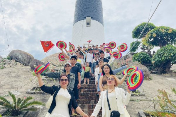 Khách Golden Life Travel khám phá Hải Đăng cổ trên Cù Lao Xanh