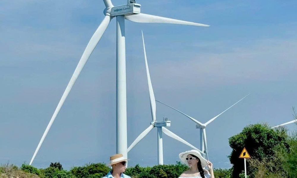 Kì Co đường bộ check in cánh đồng quạt gió