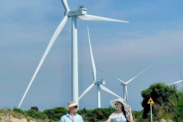 Kì Co đường bộ check in cánh đồng quạt gió