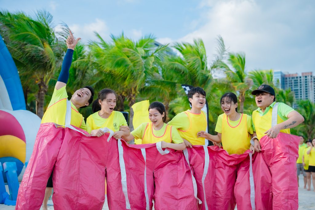 Khách Golden Life Travel hào hứng tham gia trò chơi team building trên bãi biển