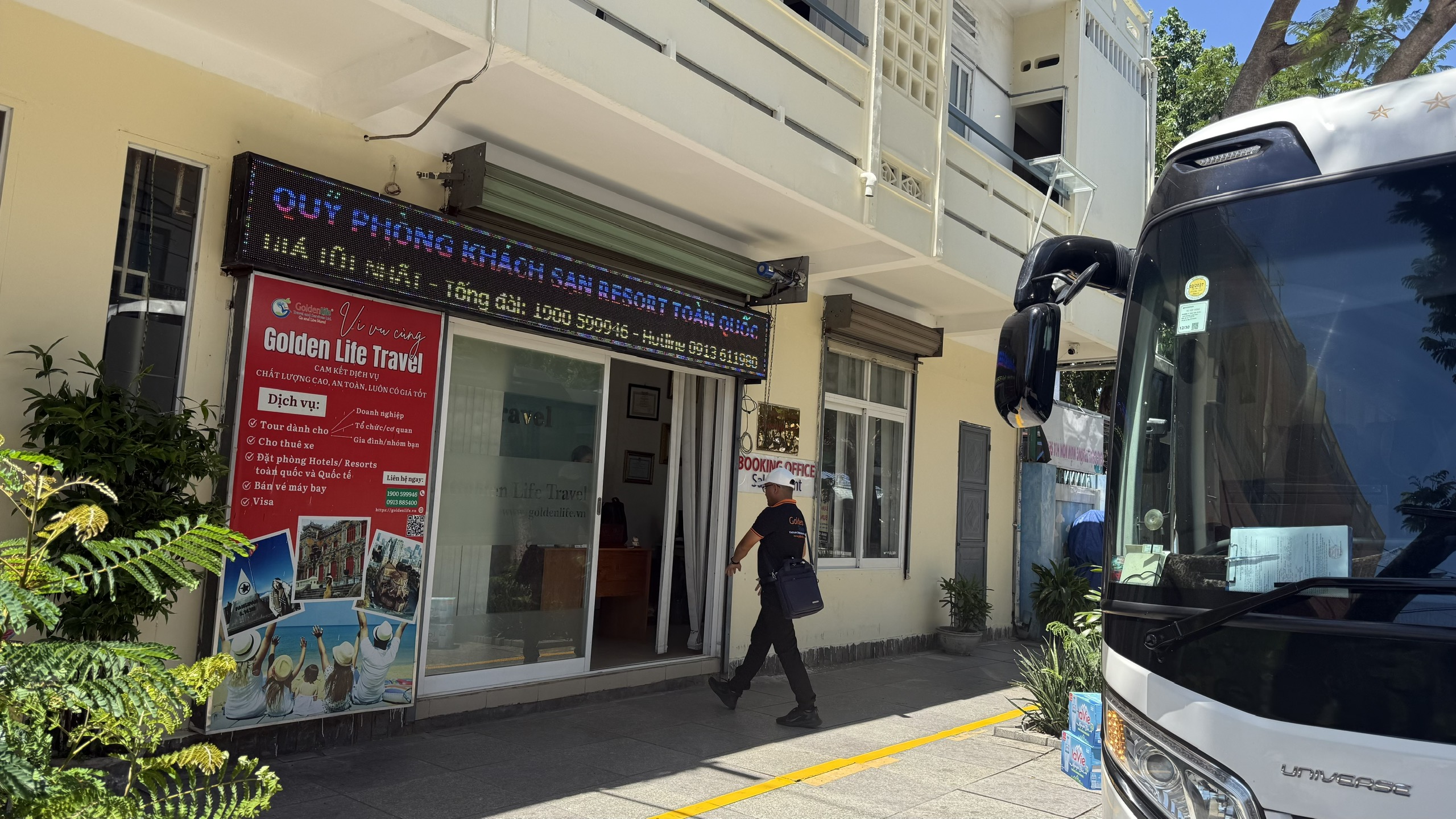 Xe du lịch tại văn phòng Golden Life Travel trước hành trình phục vụ khách.