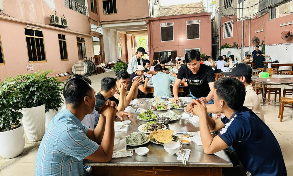 Bữa trưa hải sản tươi rói của đoàn trên đảo Cù Lao Xanh