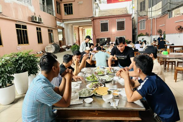 Bữa trưa hải sản tươi rói của đoàn trên đảo Cù Lao Xanh