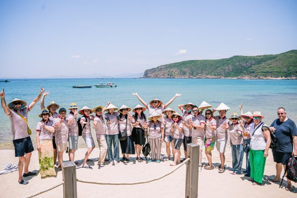 Tour Hòn Khô tắm biển và ngắm san hô, ăn trưa hải sản