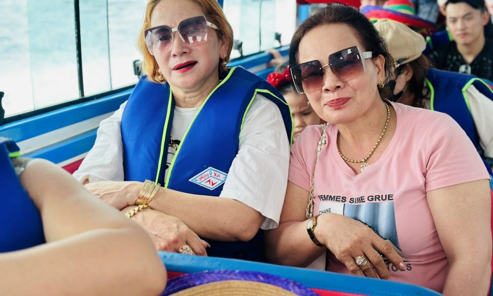 Đoàn khách Golden Life Travel trên cano ra Cù Lao Xanh