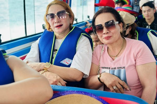Đoàn khách Golden Life Travel trên cano ra Cù Lao Xanh