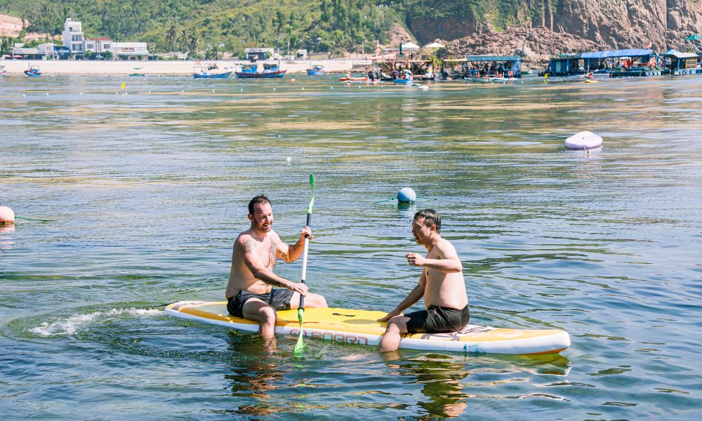 Chèo Sup và tắm biển Hòn Khô