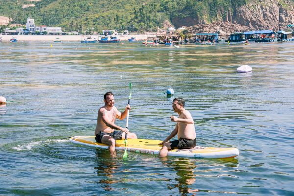 Chèo Sup và tắm biển Hòn Khô
