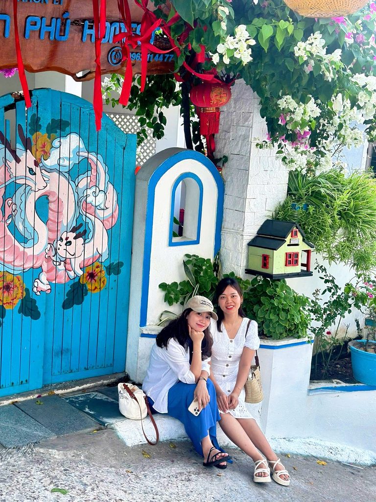 Góc check-in Con đường Đá Xanh ở làng chài Nhơn Lý