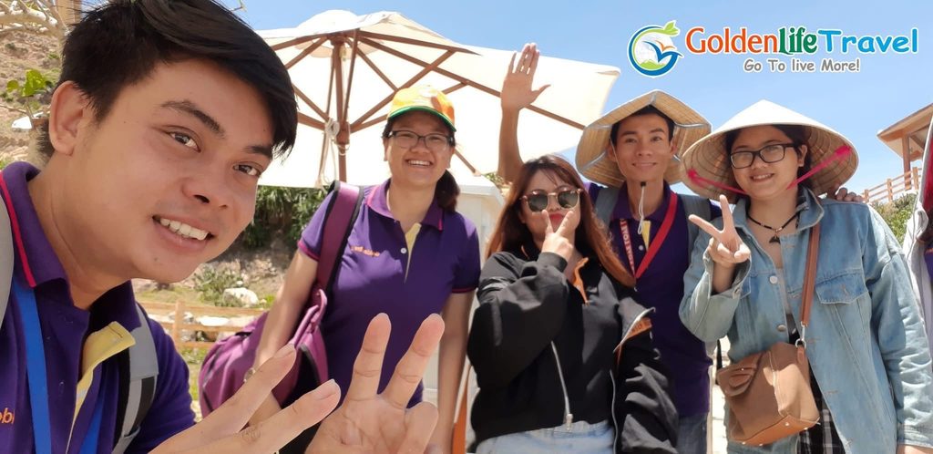 Nhân sự Golden Life Travel làm việc ngoài hiện trường tour Quy Nhơn