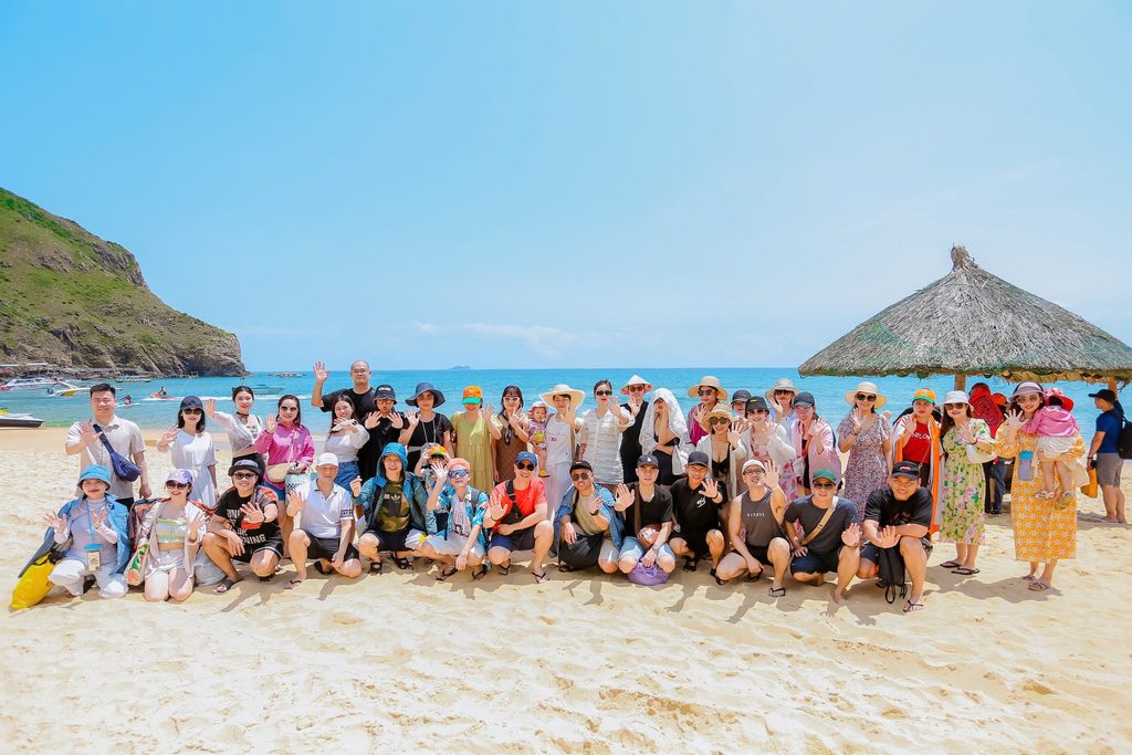 Đoàn khách Golden Life Travel tham quan Kỳ Co trong tour Quy Nhơn