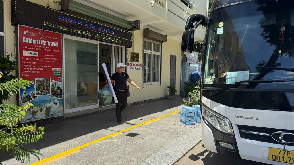 Golden Life Travel chuẩn bị xe và vật dụng phục vụ tour doanh nghiệp tại Quy Nhơn