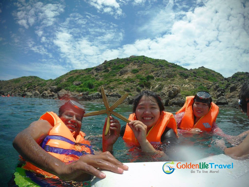 Du khách trải nghiệm lặn ngắm san hô trong tour Kỳ Co Quy Nhơn