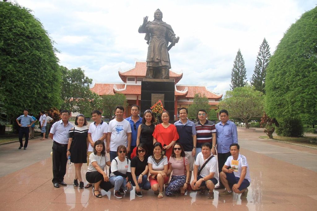 Đoàn khách tham quan Bảo tàng Quang Trung trong tour Quy Nhơn một ngày