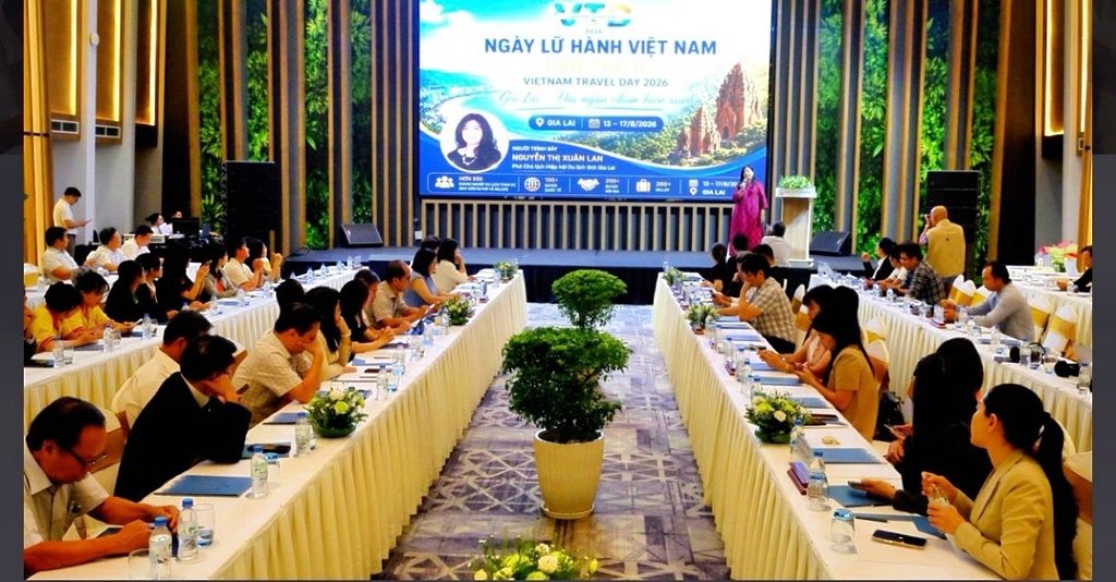 Bà Nguyễn Thị Xuân Lan trình bày quyền lợi dành cho các Seller tại buổi họp báo tổ chức Ngày Lữ hành Việt Nam 2026 ở Quy Nhơn.