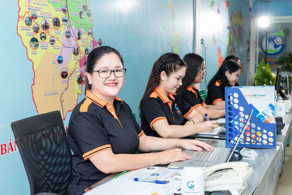 Đội ngũ tư vấn và điều hành tour Golden Life Travel tại Quy Nhơn