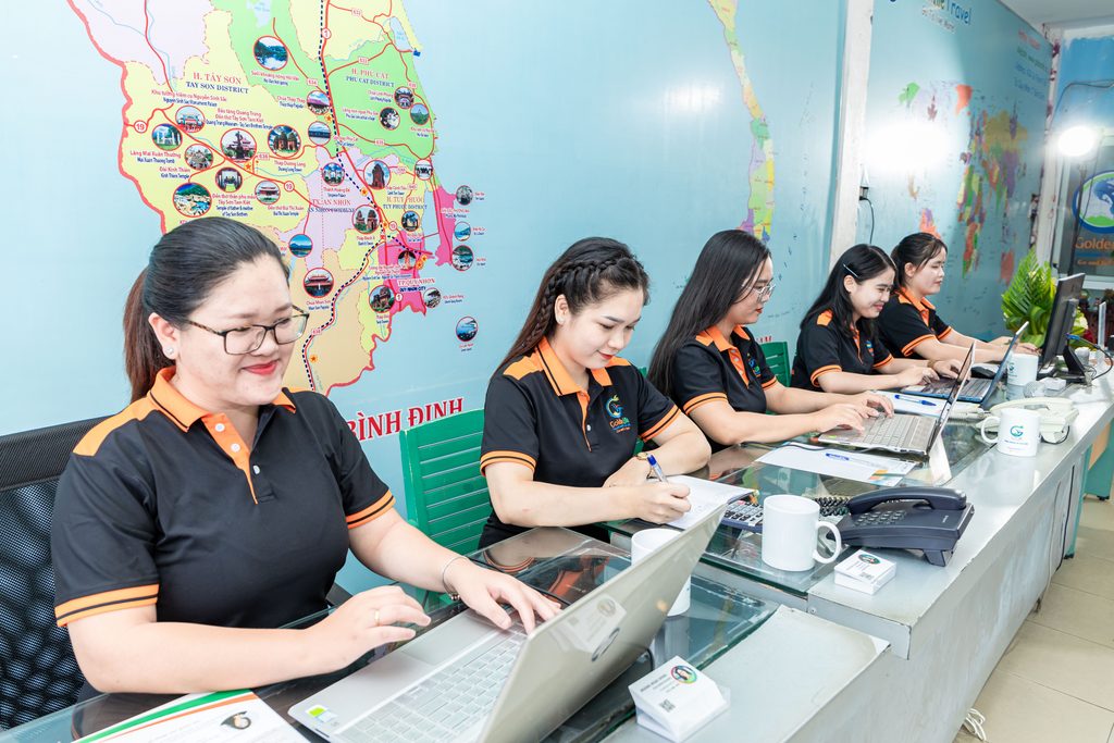Nhân sự Golden Life Travel trực tiếp phối hợp và theo dõi dịch vụ trong suốt hành trình của đoàn tại Quy Nhơn.