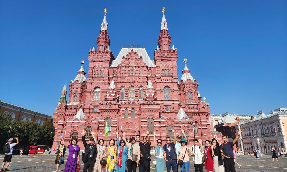 Đoàn khách trên hành trình tour du lịch Nga