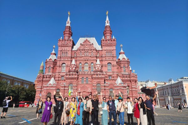 Đoàn khách trên hành trình tour du lịch Nga