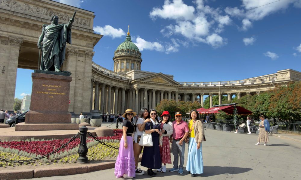 đoàn khách tour du lịch Nga cung đường vàng Moscow - Saint Peterburg