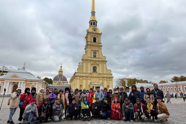 đoàn khách tour du lịch Nga cung đường vàng