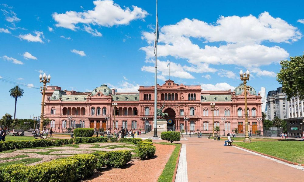 Casa Rosada bên Quảng trường Plaza de Mayo, Buenos Aires.