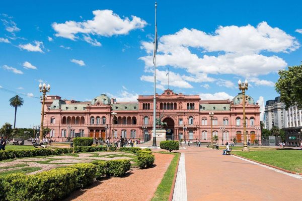 Casa Rosada bên Quảng trường Plaza de Mayo, Buenos Aires.