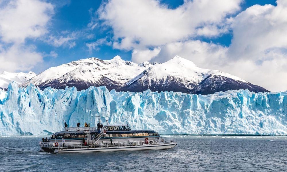 Đi thuyền chiêm ngưỡng những vách băng xanh Perito Moreno.