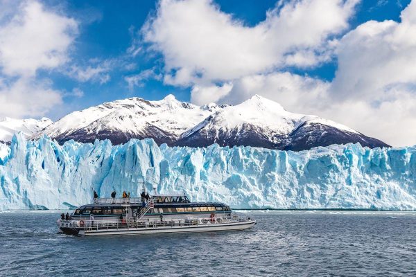 Đi thuyền chiêm ngưỡng những vách băng xanh Perito Moreno.