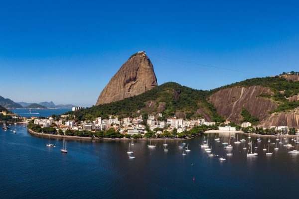 Sugarloaf và vịnh Guanabara – bức tranh núi biển của Rio.
