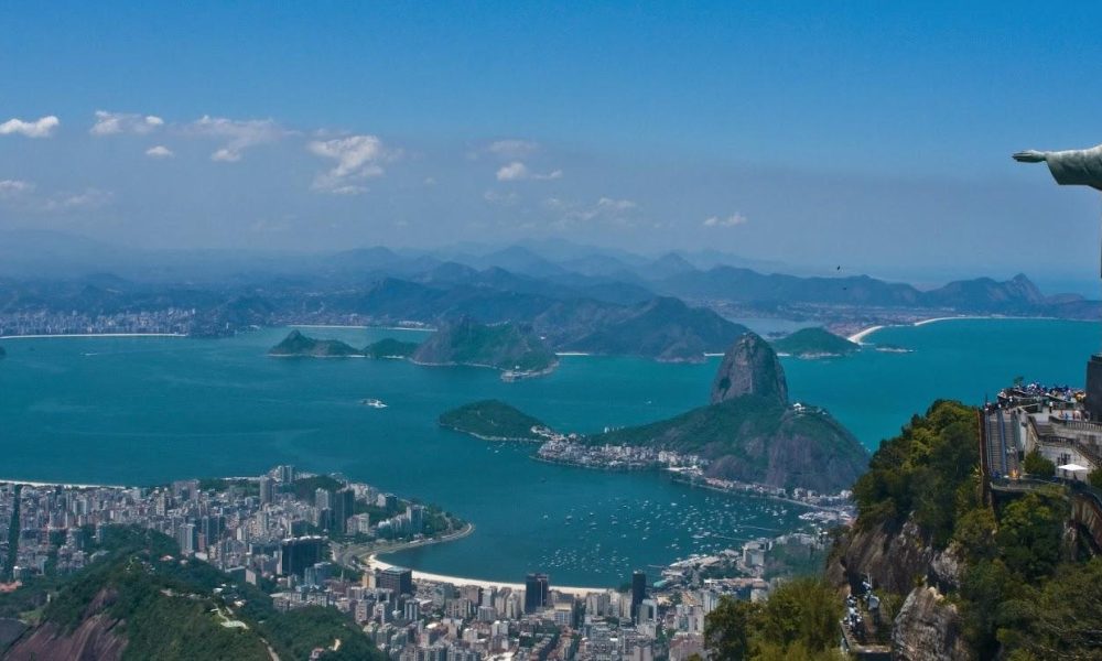 Tượng Chúa Kitô Cứu Thế nhìn ra thành phố Rio de Janeiro.