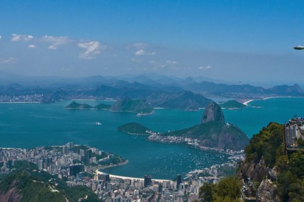 Tượng Chúa Kitô Cứu Thế nhìn ra thành phố Rio de Janeiro.