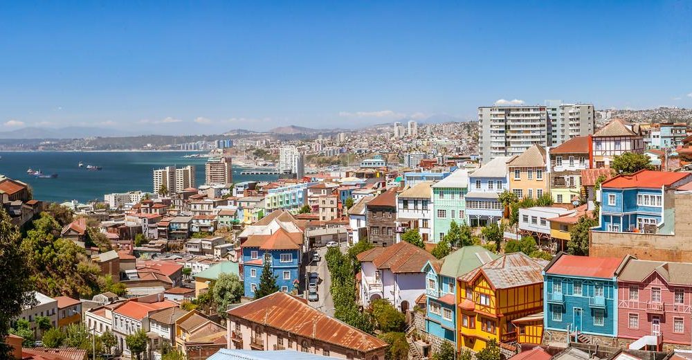 Valparaíso – những triền đồi rực rỡ sắc màu hướng ra biển.