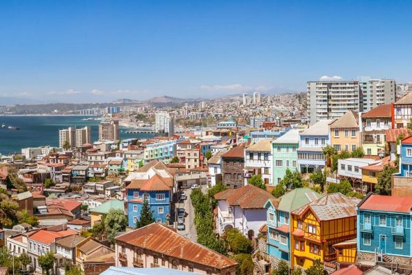 Valparaíso – những triền đồi rực rỡ sắc màu hướng ra biển.