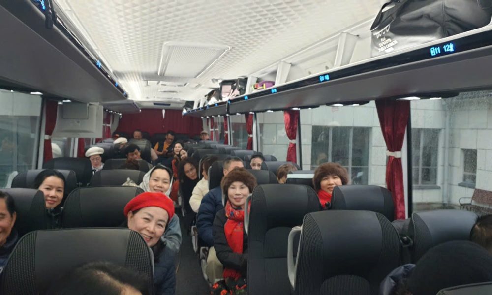 Du khách trên xe vận chuyển trong tour du lịch Nga cung đường vàng