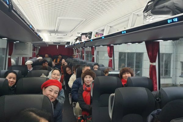 Du khách trên xe vận chuyển trong tour du lịch Nga cung đường vàng